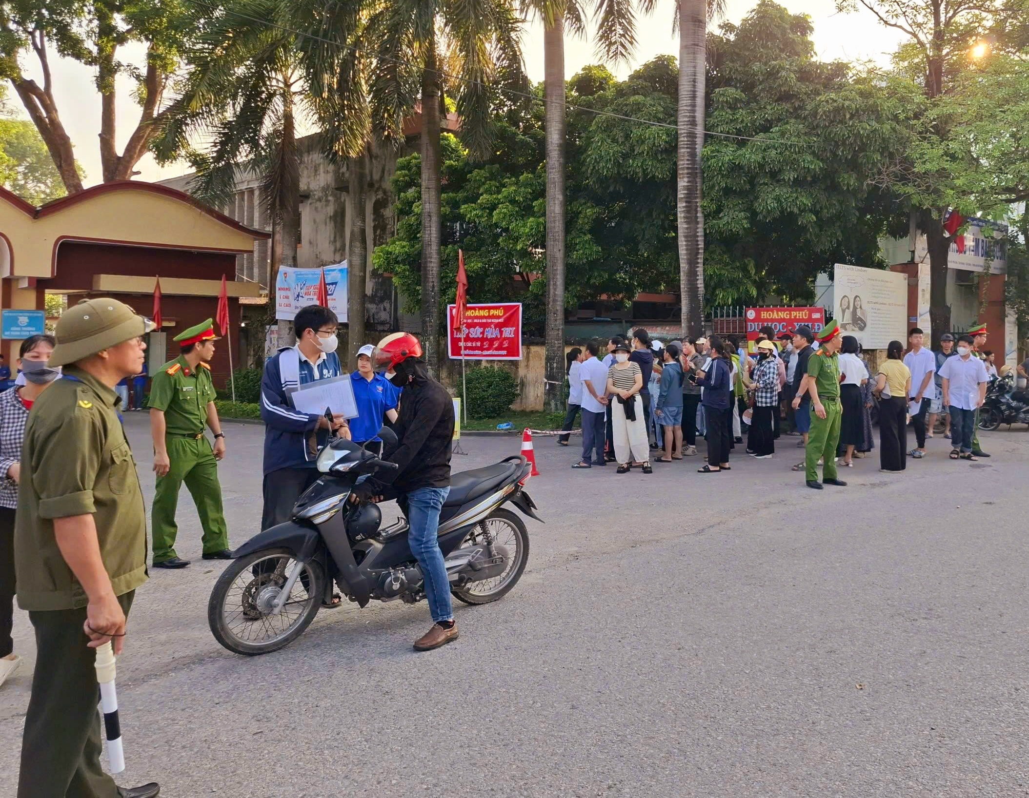 Công an xã Mao Điền: Kịp thời hỗ trợ thí sinh; chủ động bảo đảm an ninh, an toàn kỳ thi tuyển sinh vào lớp 10 THPT